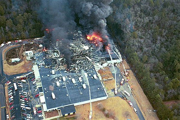 在可燃粉尘爆炸后，北卡罗来纳州金斯顿的西部制药服务公司。